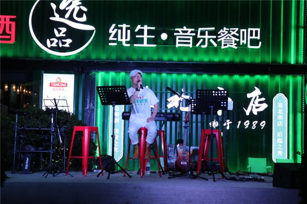  將復(fù)古女郎“請(qǐng)”到啤酒節(jié)，用年輕人的語(yǔ)言講述百年青啤的“新故事”