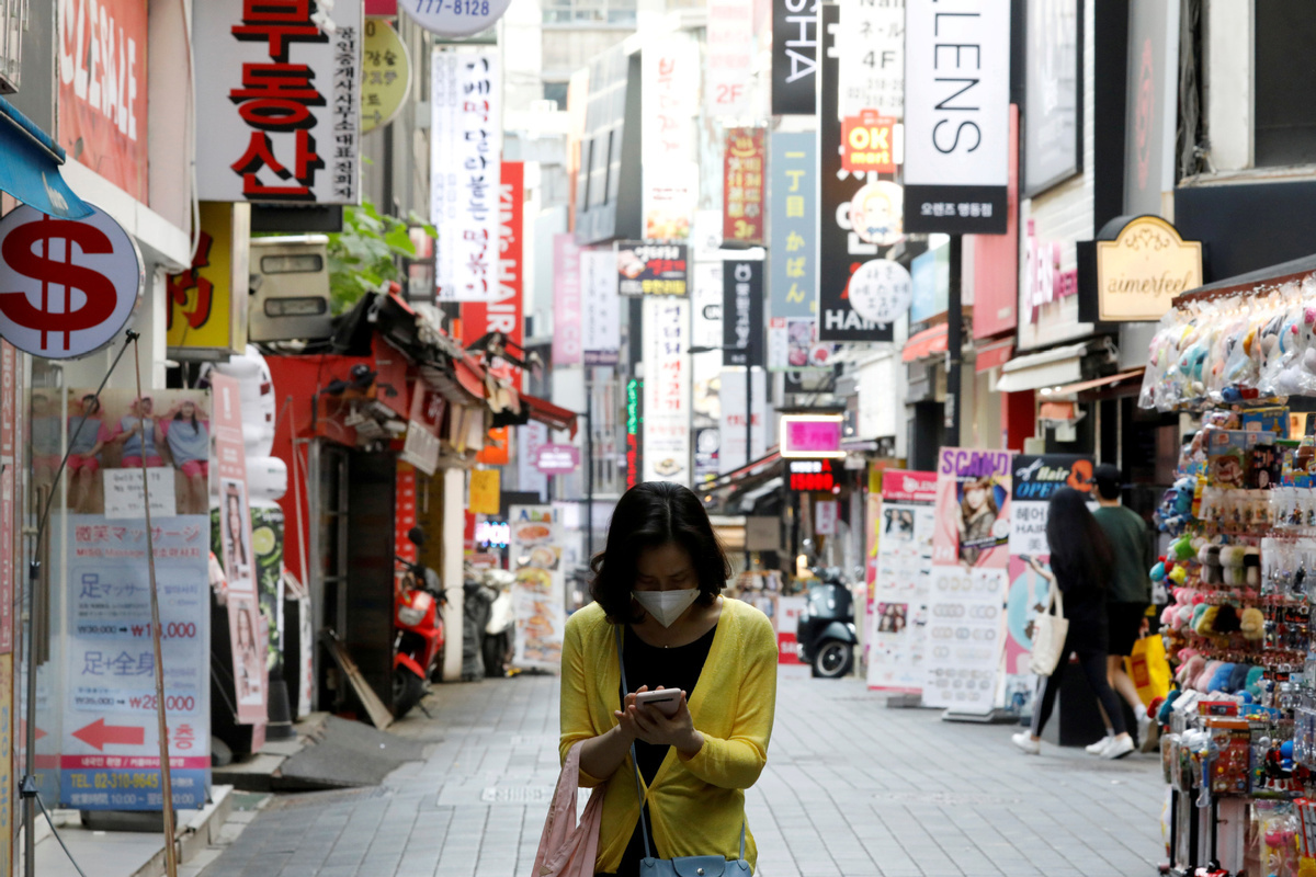“玩手機”不是play the phone？一個介詞搞定！