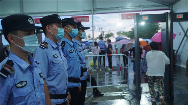 空中無(wú)人巡查+城內(nèi)警力值守 青島西海岸西區(qū)金沙灘啤酒城安保無(wú)死角