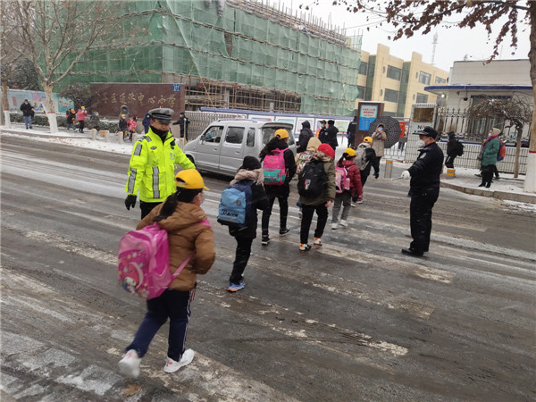 青島即墨：寒潮來襲，部門聯(lián)動迎戰(zhàn)冰雪