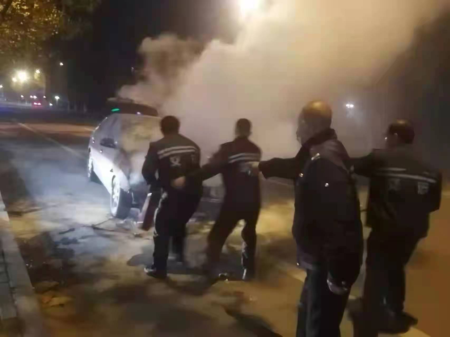 路遇轎車自燃險(xiǎn)情，交運(yùn)好人接力救火感人