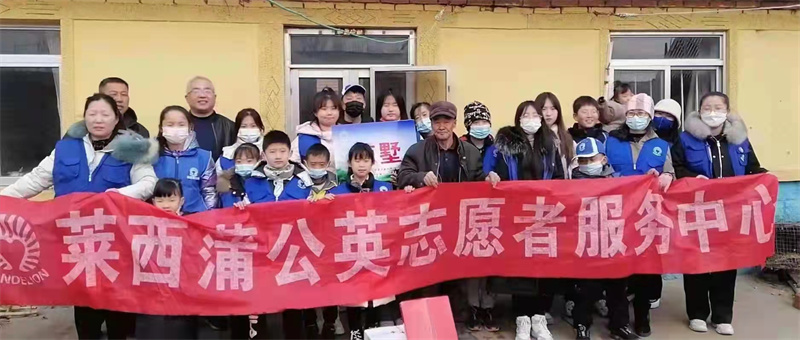 青島萊西水集街道月湖街社區(qū)開展“撿煙頭、倡文明”志愿服務(wù)活動(dòng)