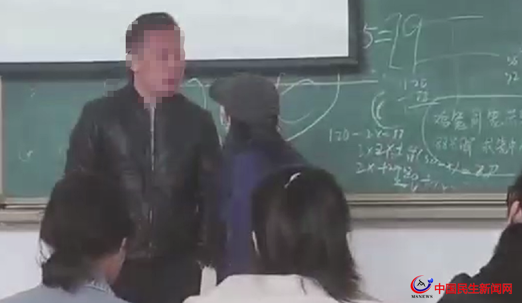 網(wǎng)傳山東一高校輔導員在教室內(nèi)毆打女生，校方：正在核查中